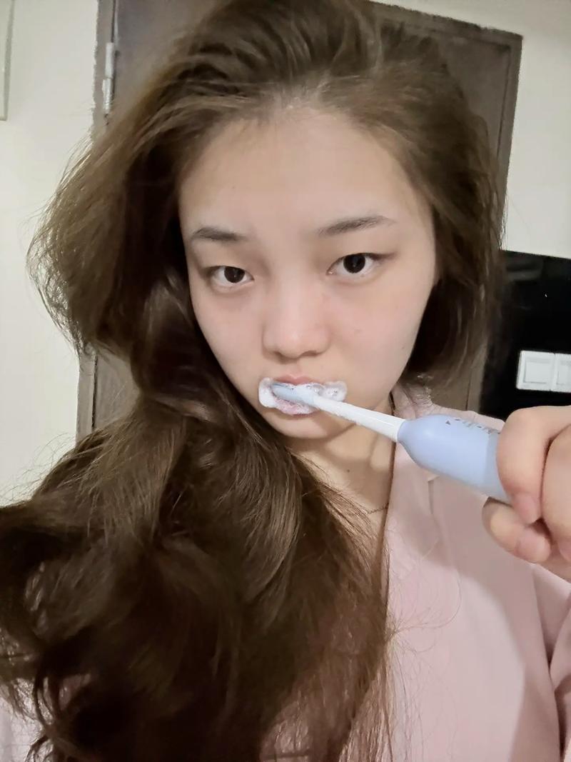 歌手刷牙长什么样子_刷牙的照片真人_女明星刷牙写真