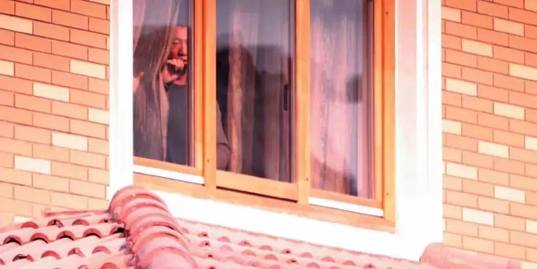 娱乐圈出轨的男人_明星出轨被偷拍没拉窗帘_娱乐圈忘记拉窗帘出轨事件