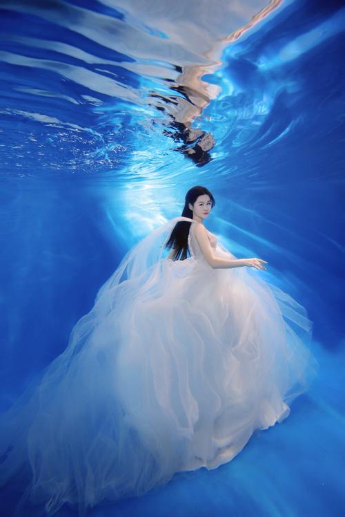 女明星水下拍照技巧 表情管理+服装打光攻略